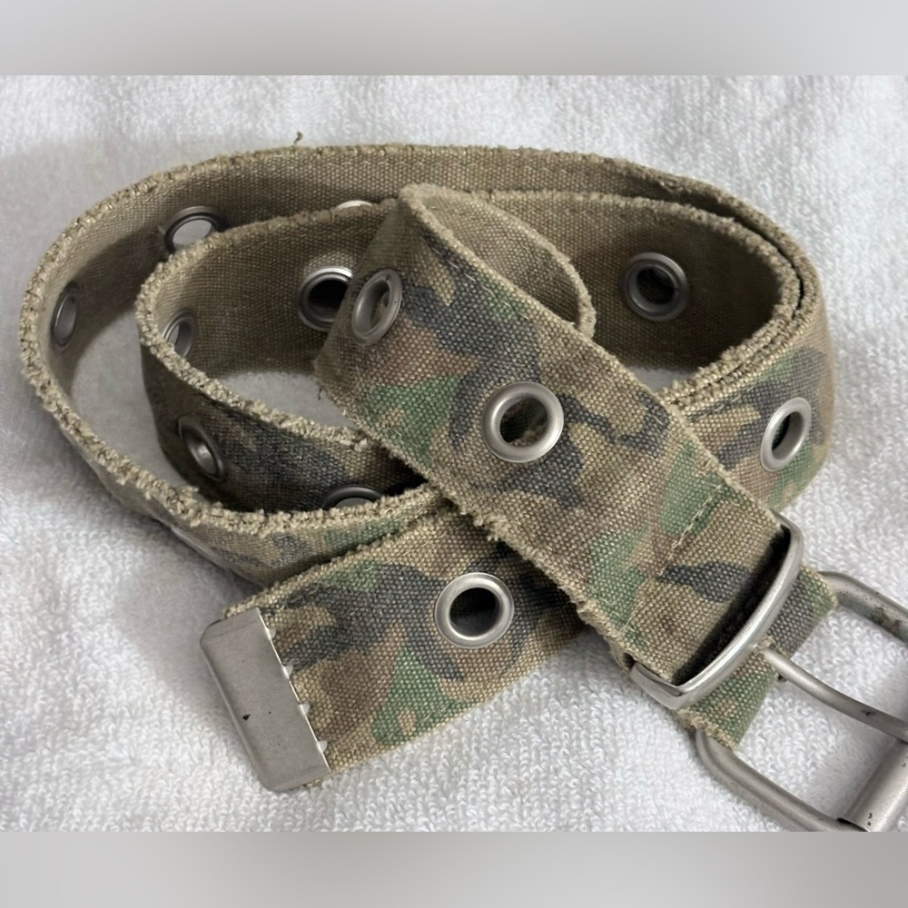 WOMENS ARMY GREEN CAMOUFLAGE BELT 43 INCHES LONG SEE PICS FOR DETAILS